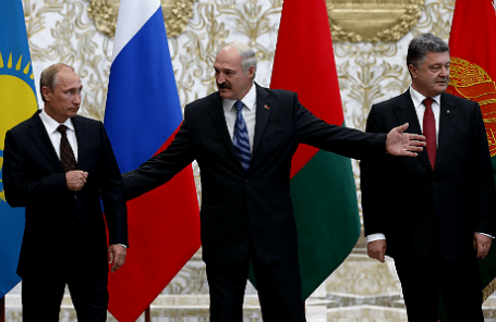 Президент России Владимир Путин, президент Белоруссии Александр Лукашенко и президент Украины Петр Порошенко (слева направо) на встрече в Минске, 26 августа 2014.