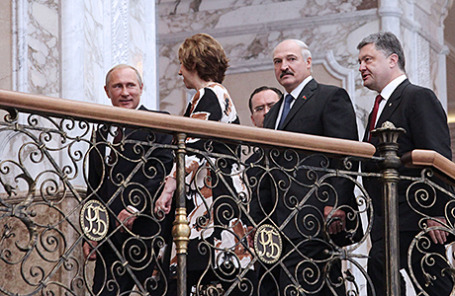 Президент России Владимир Путин, верховный представитель Евросоюза по внешним делам и политике безопасности Кэтрин Эштон, президент Белоруссии Александр Лукашенко и президент Украины Петр Порошенко (слева направо) перед началом встречи в Минске, 26 августа 2014.