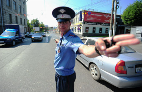 Сотрудник ДПС во время регулировки движения на одной из улиц города.