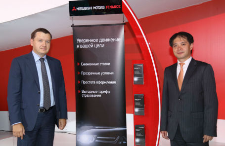 Андрей Зеленский и Нарихиро Савайи,  ЗАО МС «Банк Рус» (собственного банка Mitsubishi Corporation).