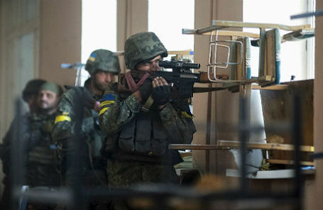 Украинские военнослужащие во время боев с ополченцами в городе Иловайск.