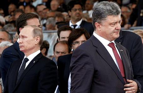 Президент РФ Владимир Путин и президент Украины Петр Порошенко (слева направо) на церемонии, посвященной 70-летию высадки союзного десанта в Нормандии.
