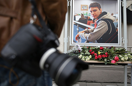 Цветы в память о погибшем на Украине фотокорреспонденте МИА «Россия сегодня» Андрее Стенине у здания агентства.