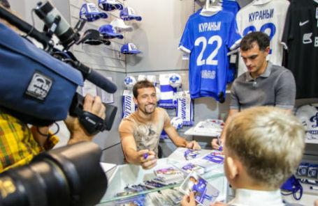 Игрок ФК «Динамо» Кевин Кураньи на открытии магазина клуба в Шереметьево