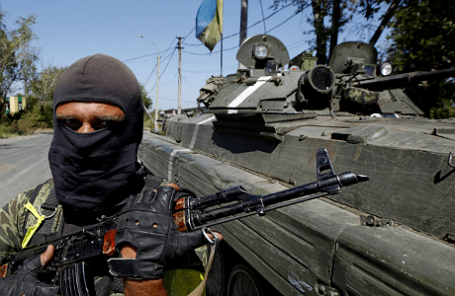Украинский военный недалеко от Донецка.