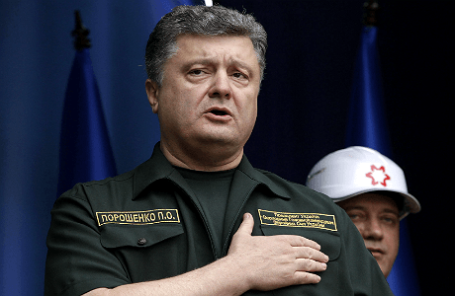Петр Порошенко во время посещения Мариуполя.