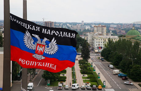 Флаг ДНР на здании областной государственной администрации.