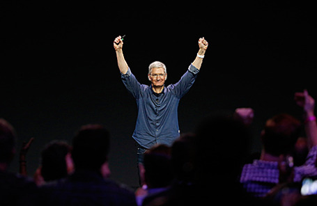 Генеральный директор Apple Тим Кук на презентации новых продуктов компании в Купертино, Калифорния, США, 9 сентября 2014.