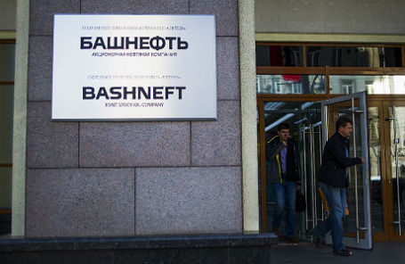 У входа в здание ОАО АНК «Башнефть» в Москве.