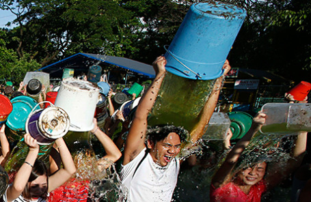 Участники флешмоба «Ice bucket challenge» обливают себя холодной водой.