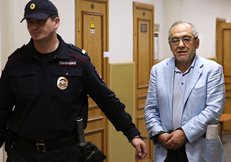 Предприниматель Левон Айрапетян (справа), подозреваемый в растрате и отмывании денежных средств.