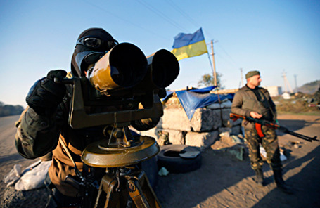 Солдаты украинской армии на блокпосту.