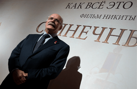 Режиссер Никита Михалков на премьере своего фильма «Солнечный удар» в кинотеатре «Октябрь».