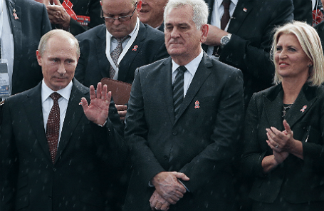 Президент России Владимир Путин и президент Сербии Томислав Николич с супругой Драгицей (слева направо)