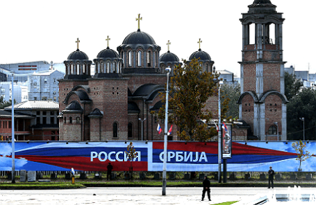 Перед началом официальной церемонии встречи президента РФ В.Путина у здания «Палата Сербии».