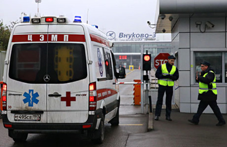 Машина скорой помощи у контрольно-пропускного пункта терминала аэропорта «Внуково-3», где разбился самолет Dassault Falcon 50.