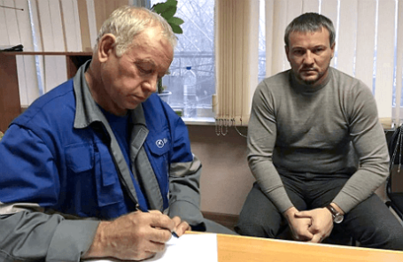 Водитель снегоуборочной машины Владимир Мартыненко (слева) на допросе сразу после аварии.