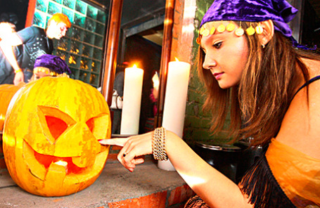На вечеринке, посвященной празднику Helloween.