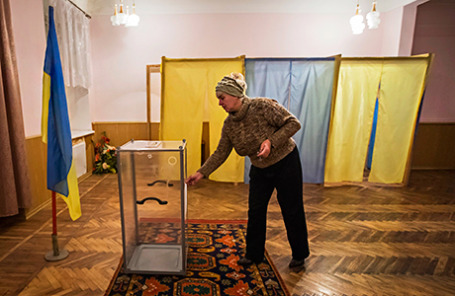 Подготовка к выборам на избирательном участке в селе Новотроицке Донецкой области.