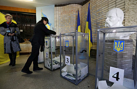 На одном из избирательных участков во время досрочных выборов на Украине.