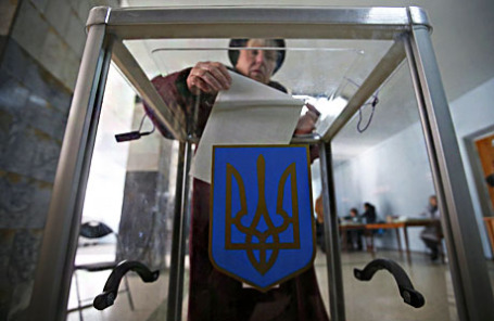 На одном из избирательных участков во время досрочных выборов на Украине.