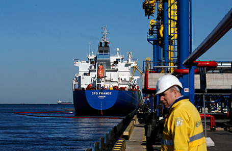 Нефтяной танкер загружает нефть из терминала в Усть-Луге.