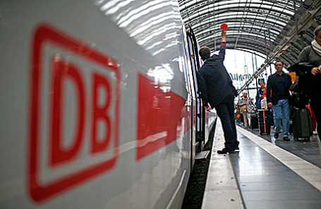 Служащий Deutsche Bahn около поезда на железнодорожной станции во Франкфурте-на-Майне.