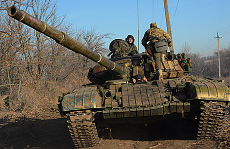 Бойцы ополчения ДНР на боевых позициях в Донецкой области.