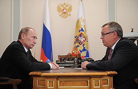 Президент России Владимир Путин и глава ВТБ Андрей Костин (слева направо).