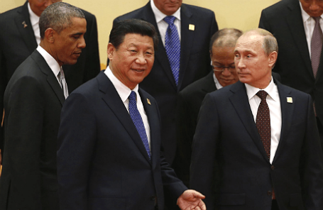 Президент РФ Владимир Путин, президент КНР Си Цзиньпин и президент США Барак Обама (справа налево) во время встречи в рамках саммита АТЭС.