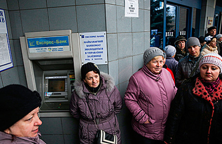 Очередь в банкомат у отделения банка в Донецке.