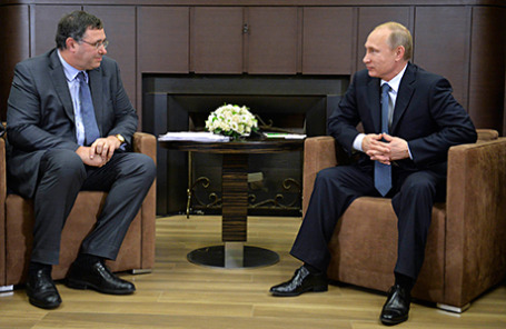 Новый генеральный директор французской компании Total Патрик Пуянне и президент России Владимир Путин (слева направо).