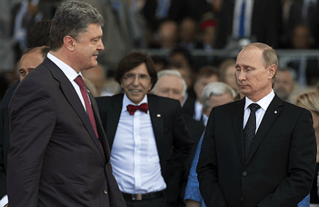 Президент России Владимир Путин и глава Украины Петр Порошенко (справа налево), июнь 2014 года.