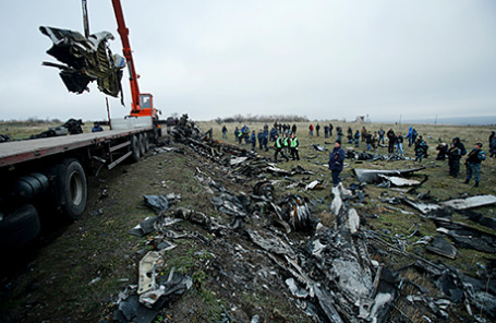 Обломки самолета Boeing «Малайзийских авиалиний», который разбился возле Донецка 17 июля 2014.