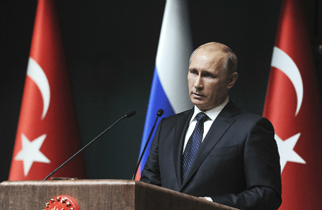 Президент России Владимир Путин на пресс-конференции в Анкаре во время государственного визита в Турцию.