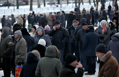 Жители Донецка стоят в очереди за гуманитарной помощью.