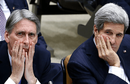 Глава МИДа Великобритании Филип Хэммонд и госсекретарь США Джон Керри (слева направо) во время встречи глав МИД стран НАТО.