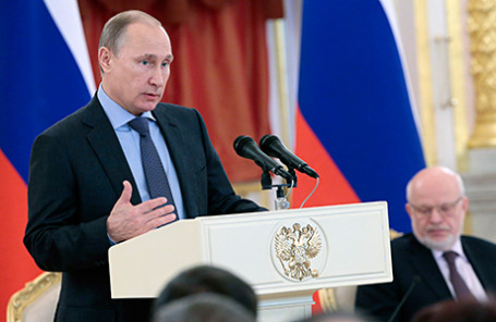 Президент России Владимир Путин (слева) на встрече с членами Совета по развитию гражданского общества и правам человека, федеральными и региональными омбудсменами в Кремле.
