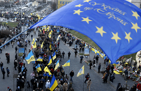 Участники марша в Киеве в честь годовщины протестов на Майдане.