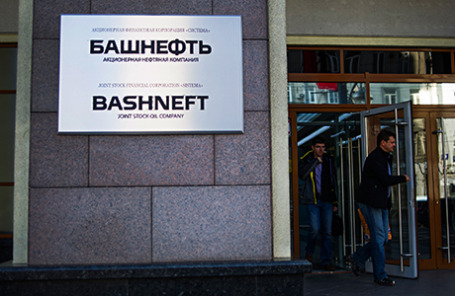 У входа в здание ОАО АНК «Башнефть».