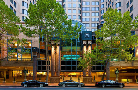Вход в здание отеля Sheraton on the Park в Сиднее.