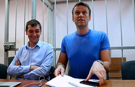 Оппозиционер Алексей Навальный и его брат Олег (справа налево).