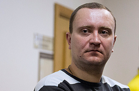 Руководитель полетов аэропорта «Внуково» Роман Дунаев, обвиняемый по делу о крушении самолета главы французской нефтегазовой компании Total Кристофа де Маржери, перед рассмотрением ходатайства о продлении срока домашнего ареста в Басманном суде. Москва, 16 декабря 2014.