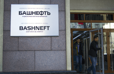У входа в здание ОАО АНК «Башнефть».