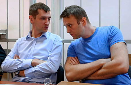 Оппозиционер Алексей Навальный и его брат Олег (справа налево).