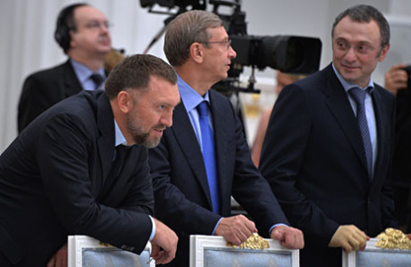 Президент, генеральный директор компании En + Group Олег Дерипаска, глава АФК «Система» Владимир Евтушенков и член Совета Федерации РФ от Дагестана Сулейман Керимов (слева направо) на встрече с президентом РФ Владимиром Путиным в Кремле.