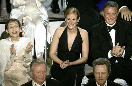 Луиза Райнер, Джулия Робертс, Клиф Робертсон (слева направо), 2003 год. 