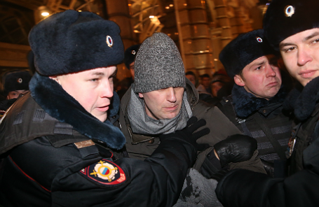 Москва. 30 декабря. Сотрудники полиции задерживают оппозиционера Алексея Навального (второй слева) у гостиницы Ritz-Carlton на Тверской улице. 