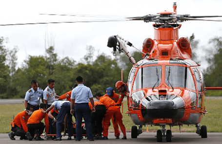 Участники поисковой операции упавшего самолета AirAsia.