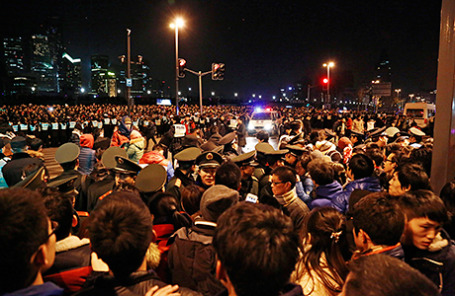 Полиция на месте массовой давки на набережной Вайтань в Шанхае, 1 января 2015.